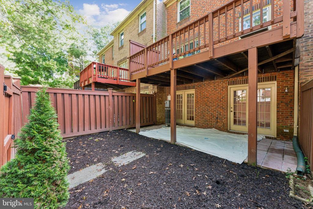 8038 MERRY OAKS COURT