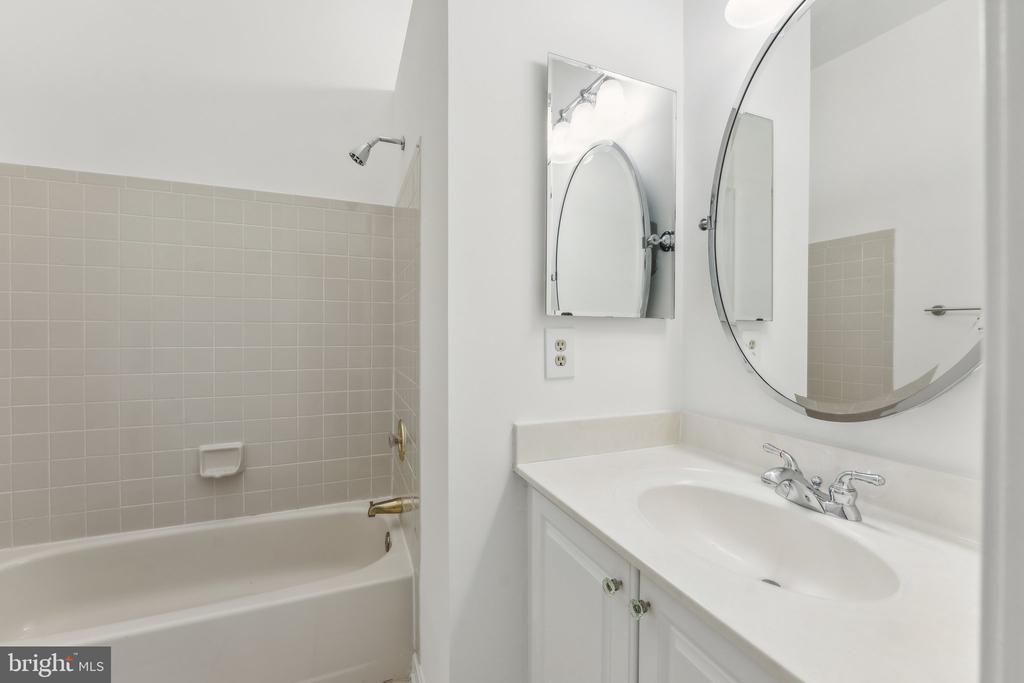 8038 MERRY OAKS COURT