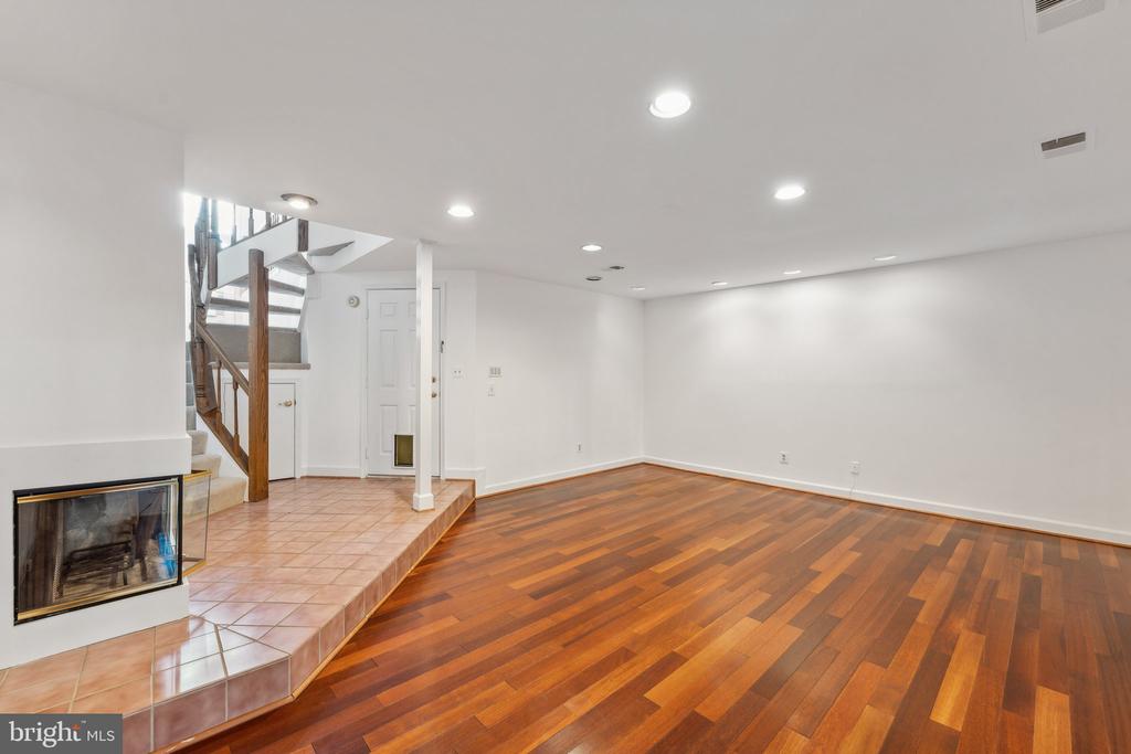 8038 MERRY OAKS COURT