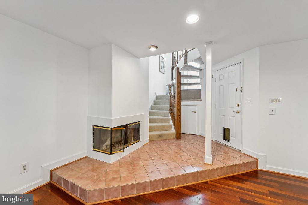 8038 MERRY OAKS COURT