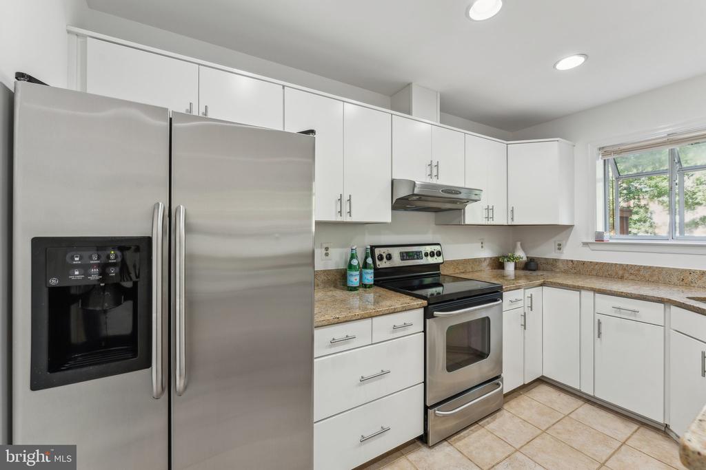 8038 MERRY OAKS COURT