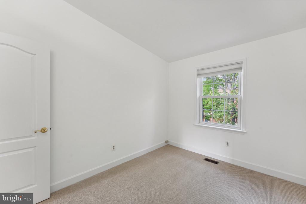 8038 MERRY OAKS COURT