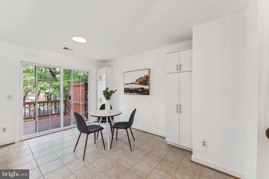 8038 MERRY OAKS COURT