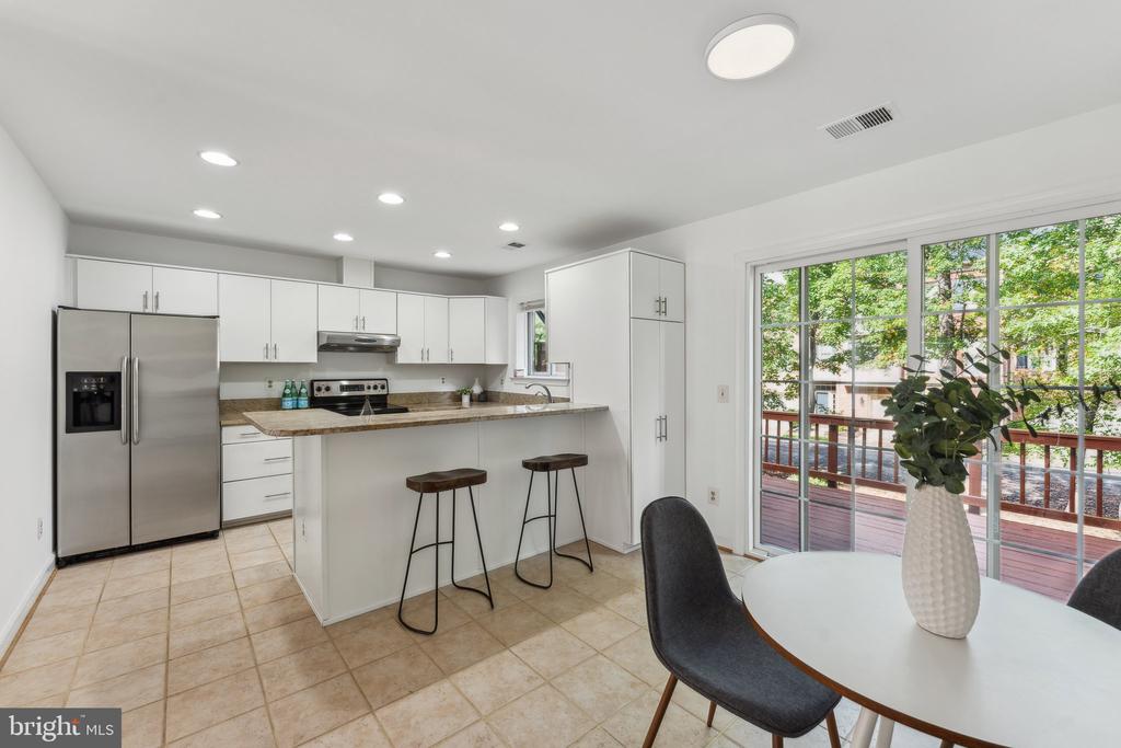 8038 MERRY OAKS COURT