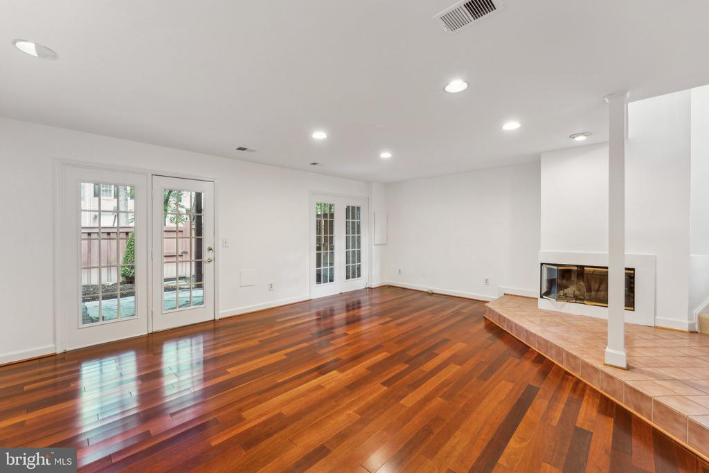 8038 MERRY OAKS COURT