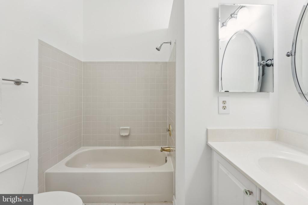 8038 MERRY OAKS COURT