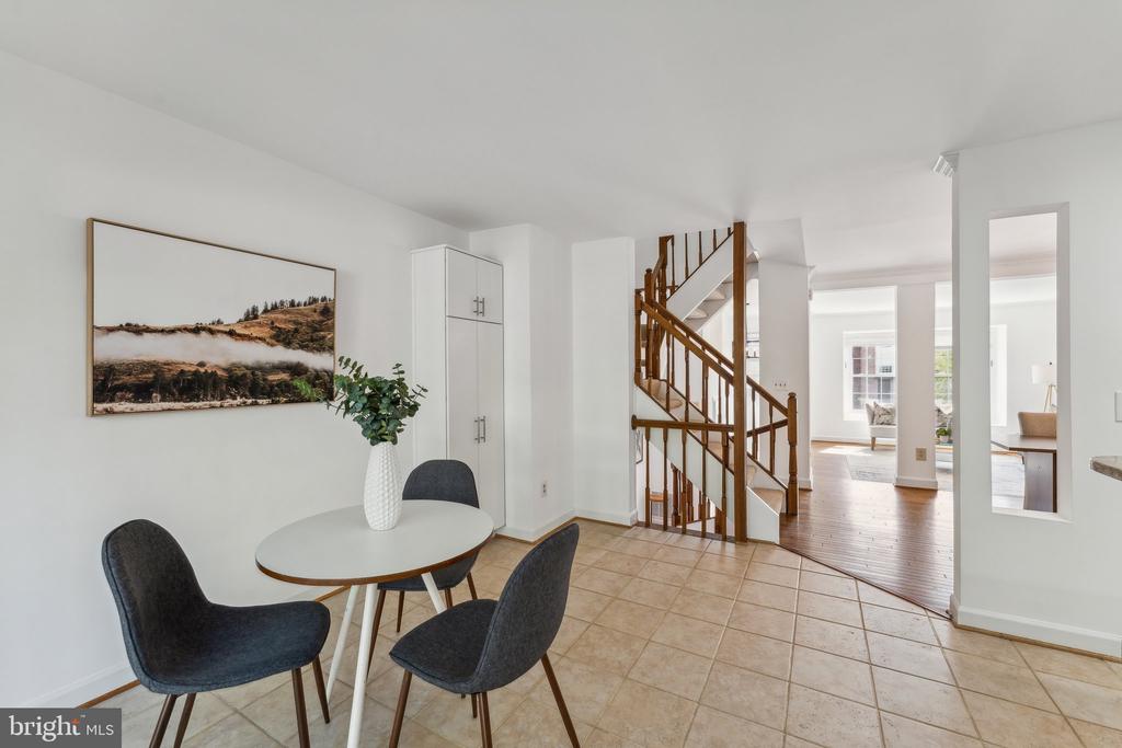 8038 MERRY OAKS COURT