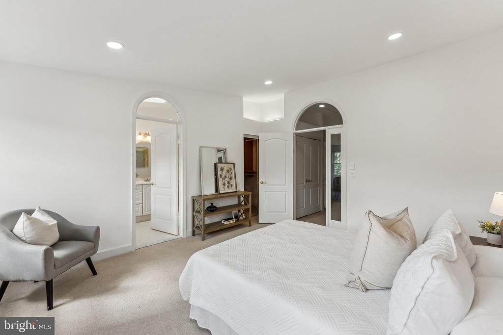 8038 MERRY OAKS COURT