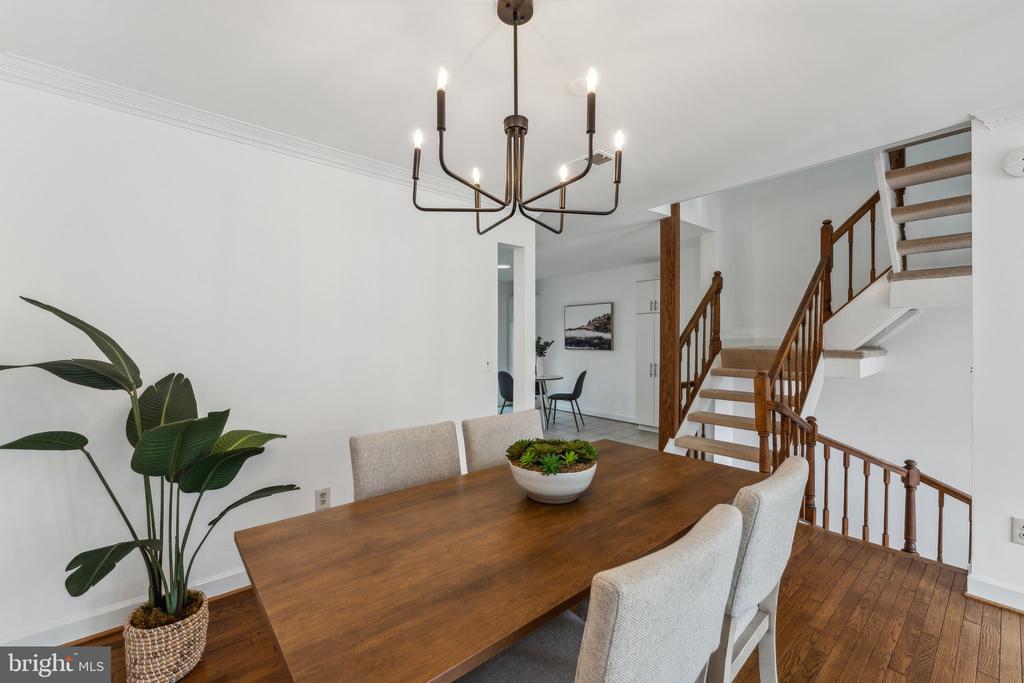 8038 MERRY OAKS COURT