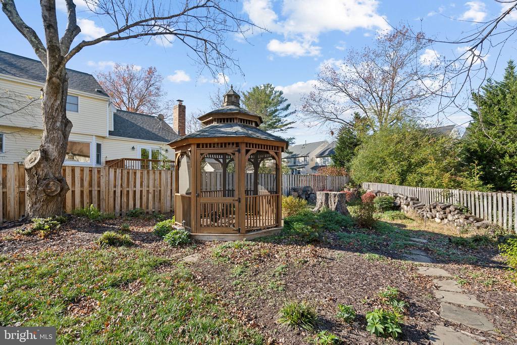 8802 NORTHERN SPRUCE LANE