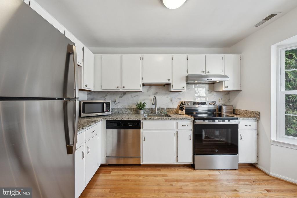 5548 WOODLAWN MANOR COURT