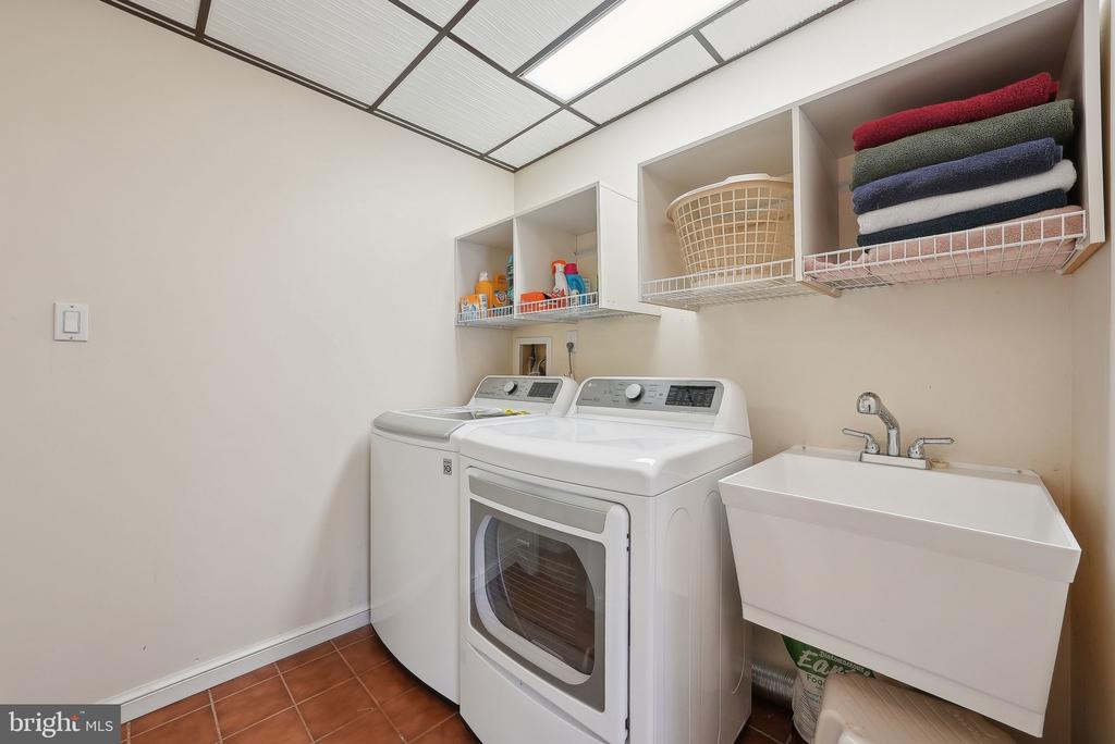 5548 WOODLAWN MANOR COURT