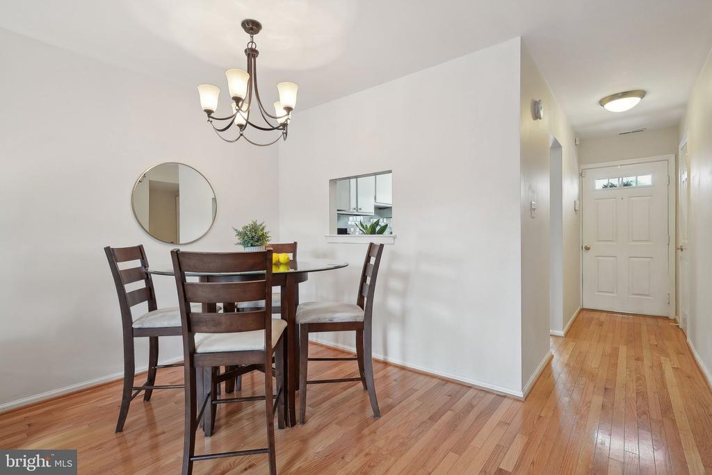 5548 WOODLAWN MANOR COURT
