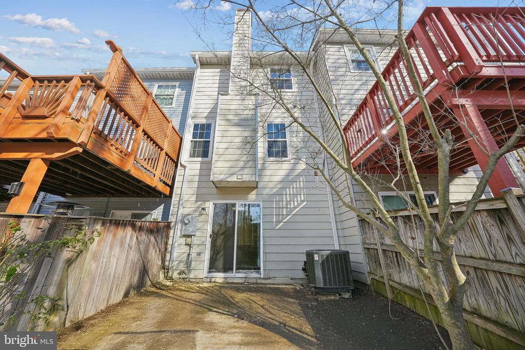 5548 WOODLAWN MANOR COURT
