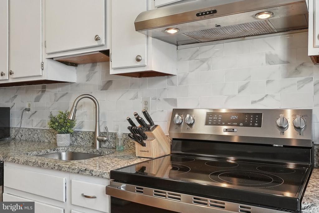 5548 WOODLAWN MANOR COURT