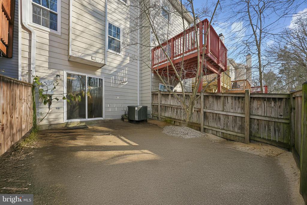 5548 WOODLAWN MANOR COURT