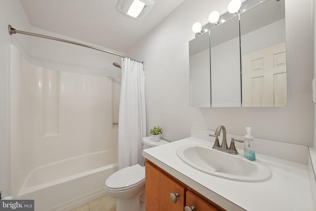 5548 WOODLAWN MANOR COURT