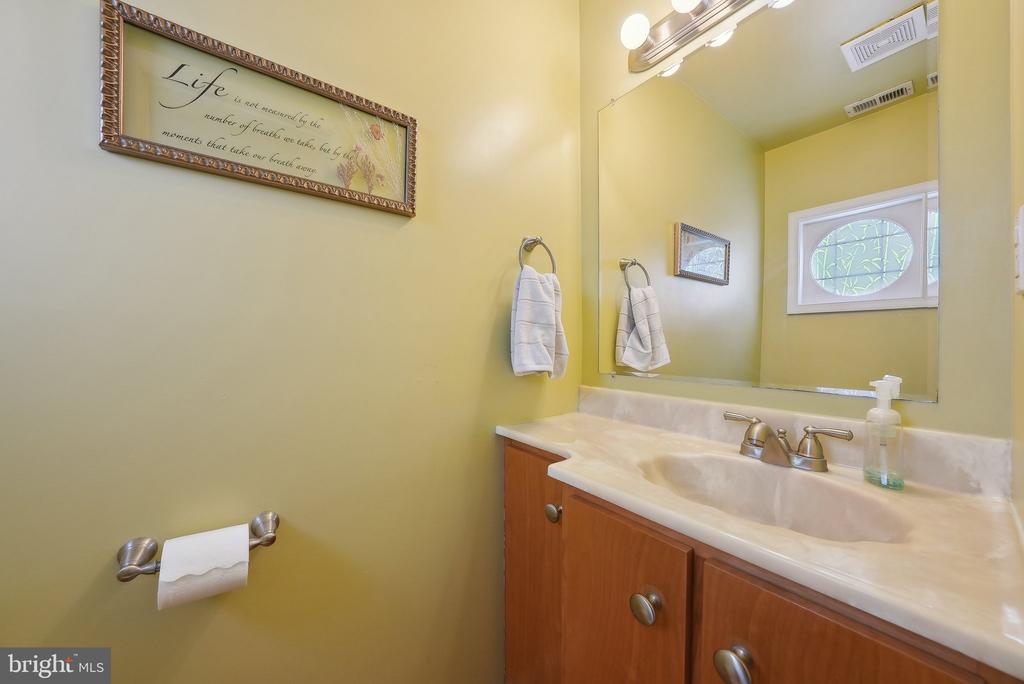 5548 WOODLAWN MANOR COURT