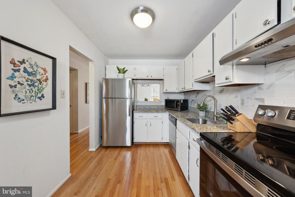 5548 WOODLAWN MANOR COURT