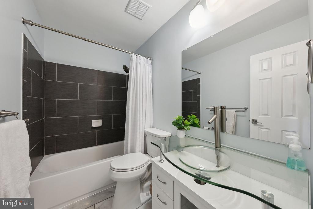 5548 WOODLAWN MANOR COURT