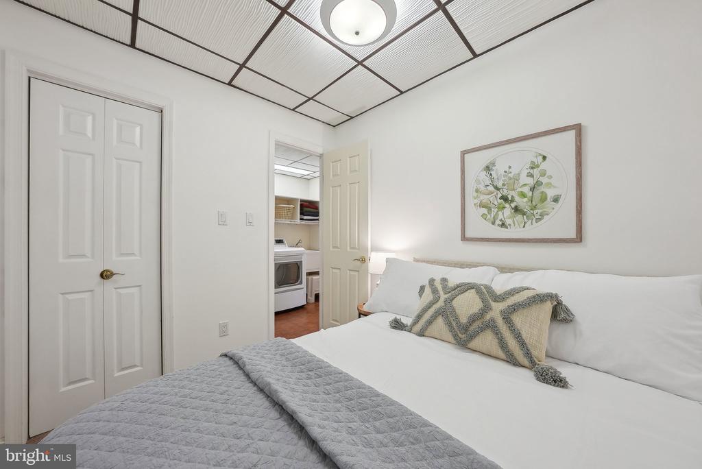 5548 WOODLAWN MANOR COURT