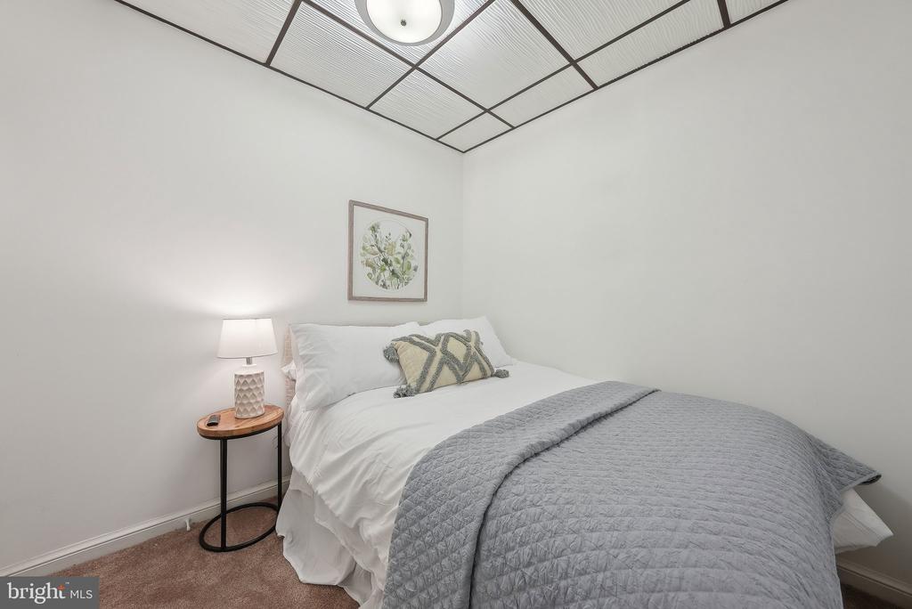5548 WOODLAWN MANOR COURT