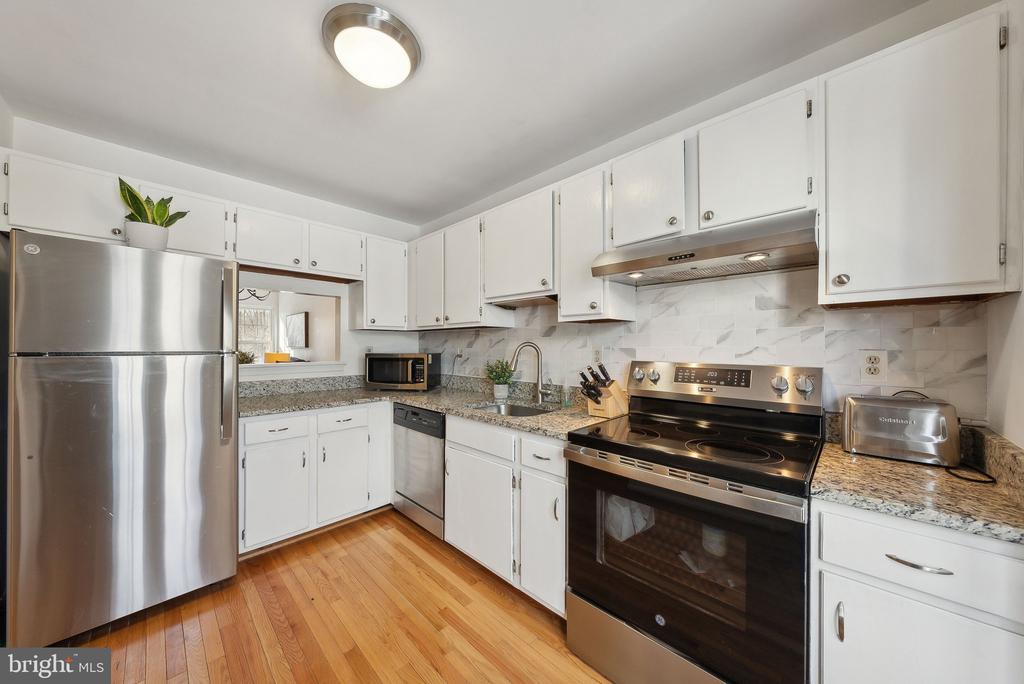 5548 WOODLAWN MANOR COURT