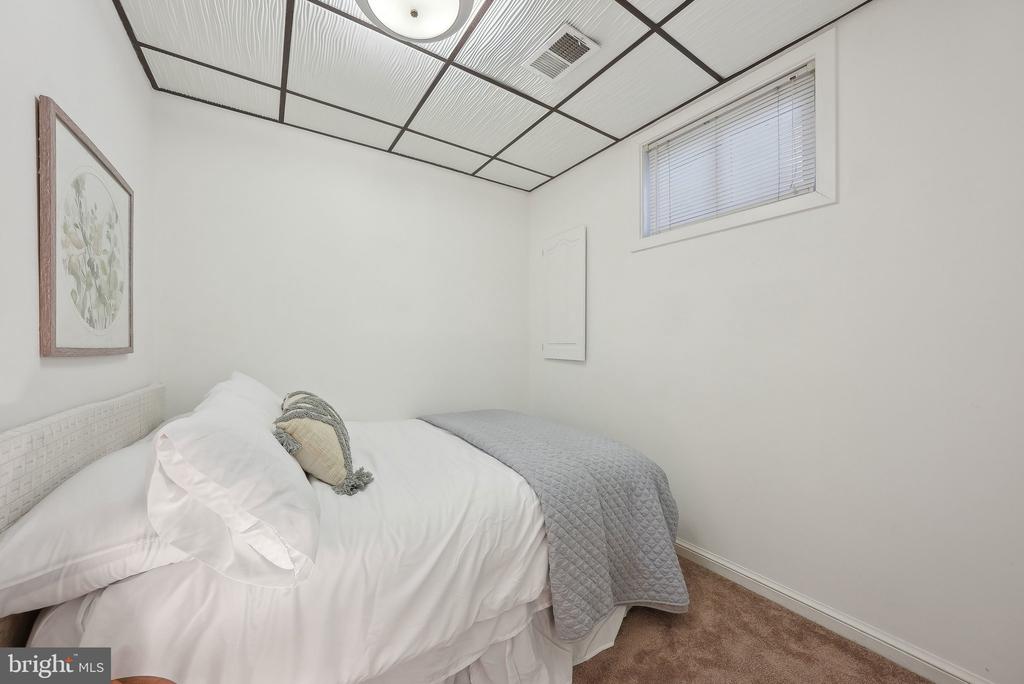 5548 WOODLAWN MANOR COURT