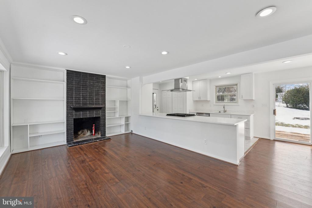 5810 LARPIN LANE