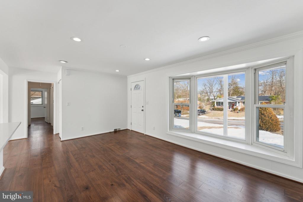 5810 LARPIN LANE