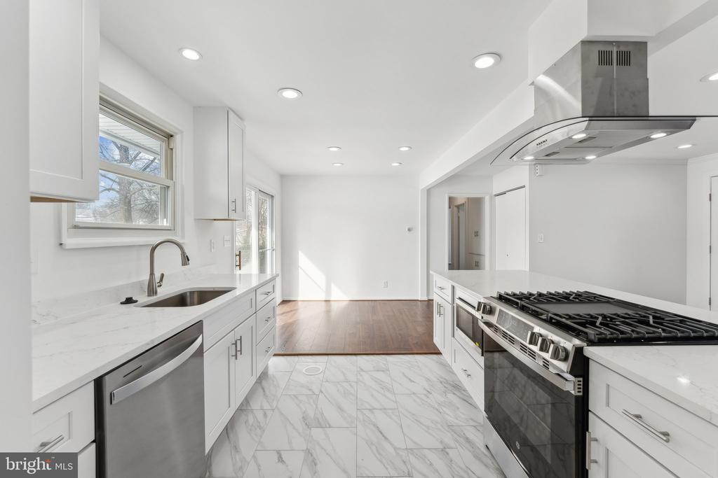 5810 LARPIN LANE