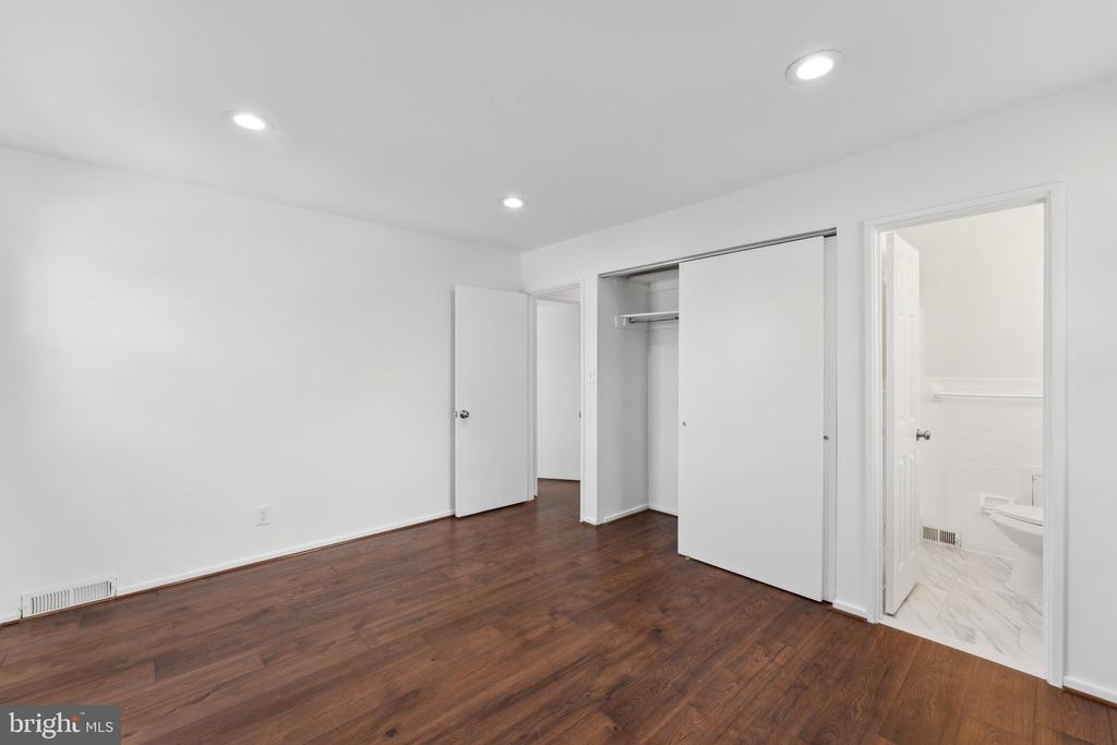 5810 LARPIN LANE
