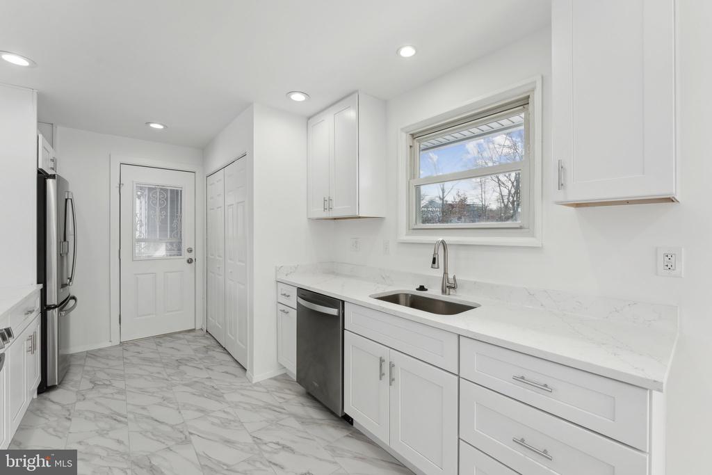 5810 LARPIN LANE