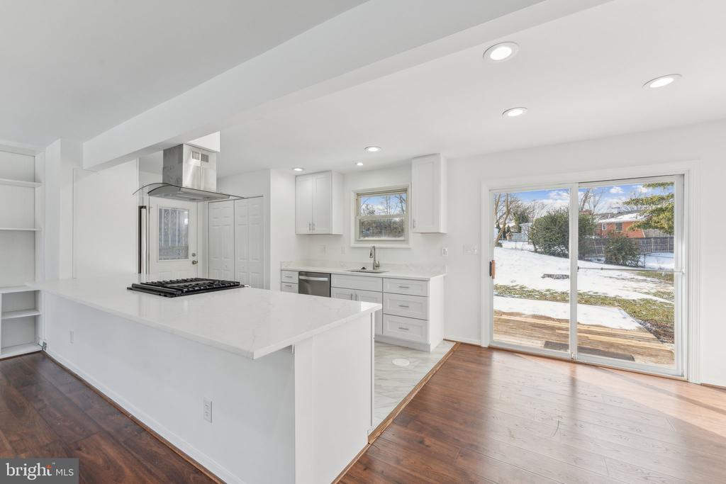 5810 LARPIN LANE