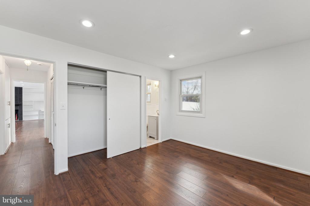 5810 LARPIN LANE