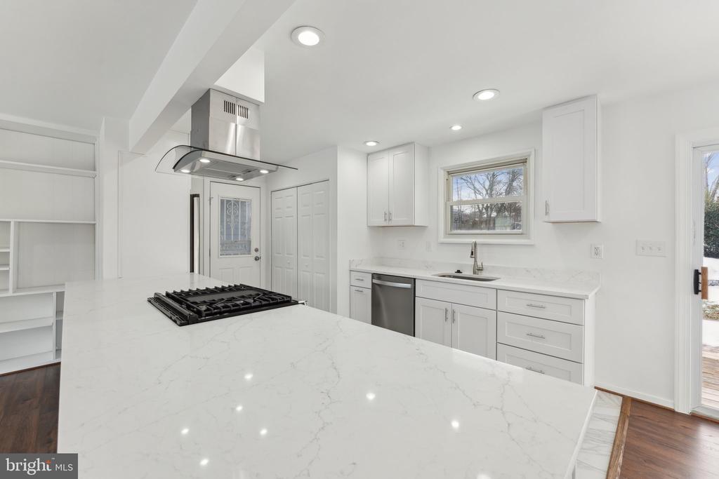 5810 LARPIN LANE