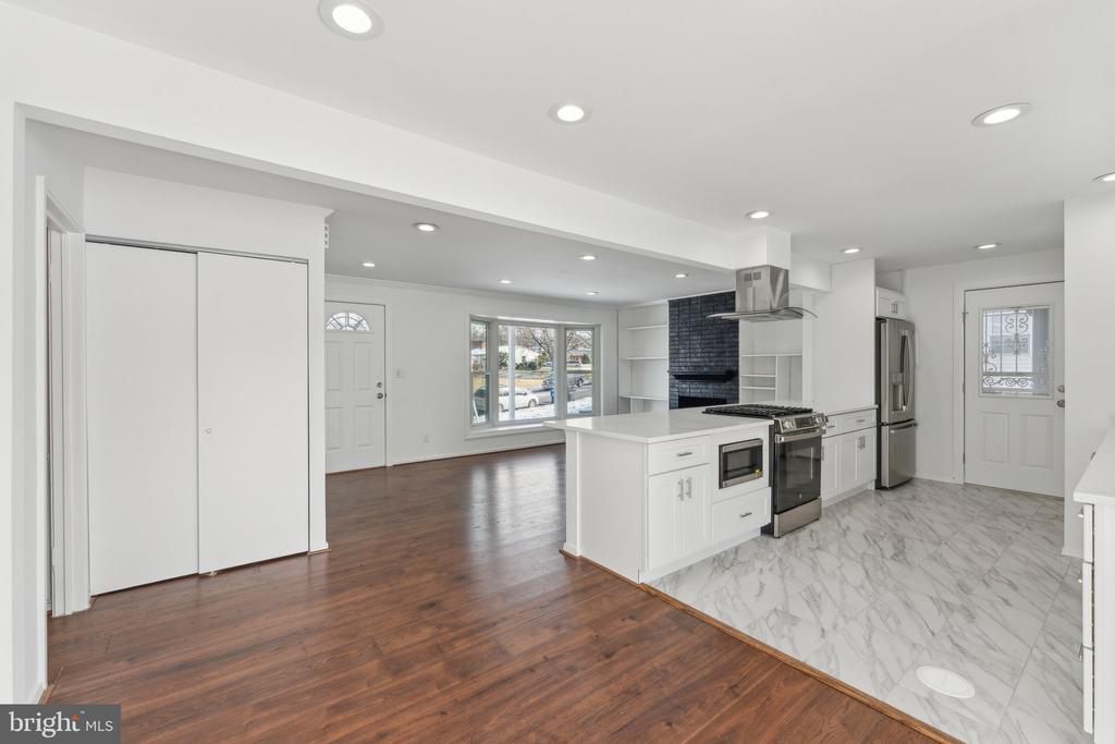 5810 LARPIN LANE