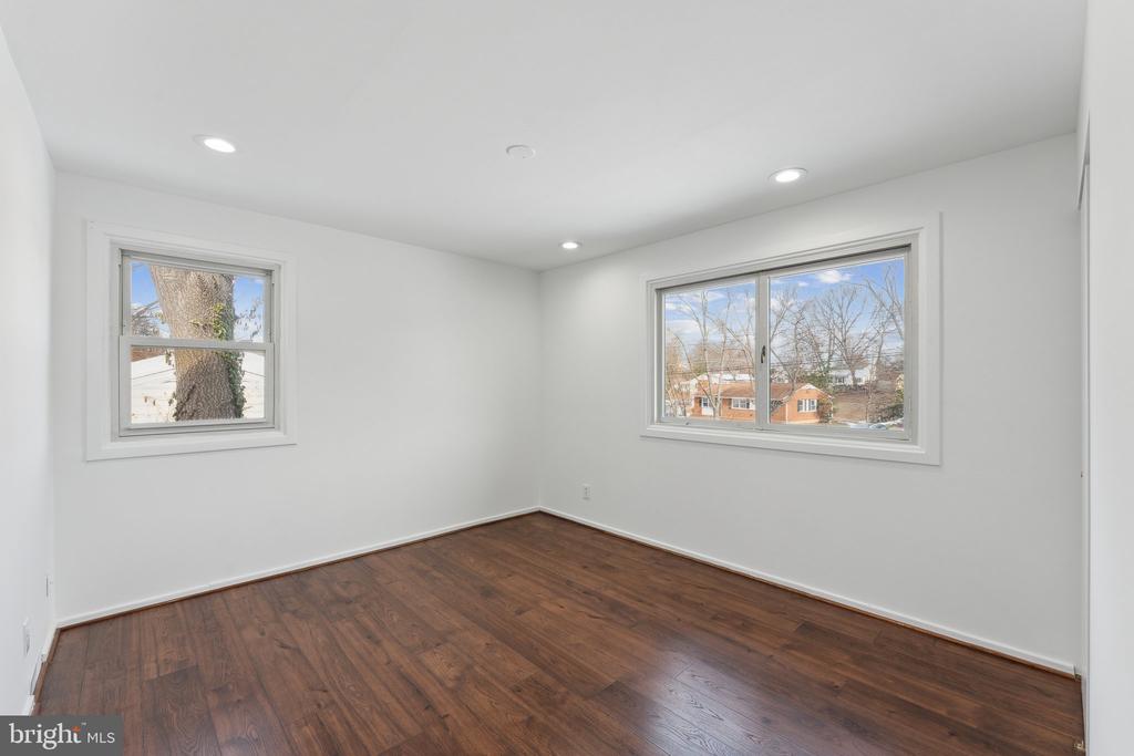 5810 LARPIN LANE