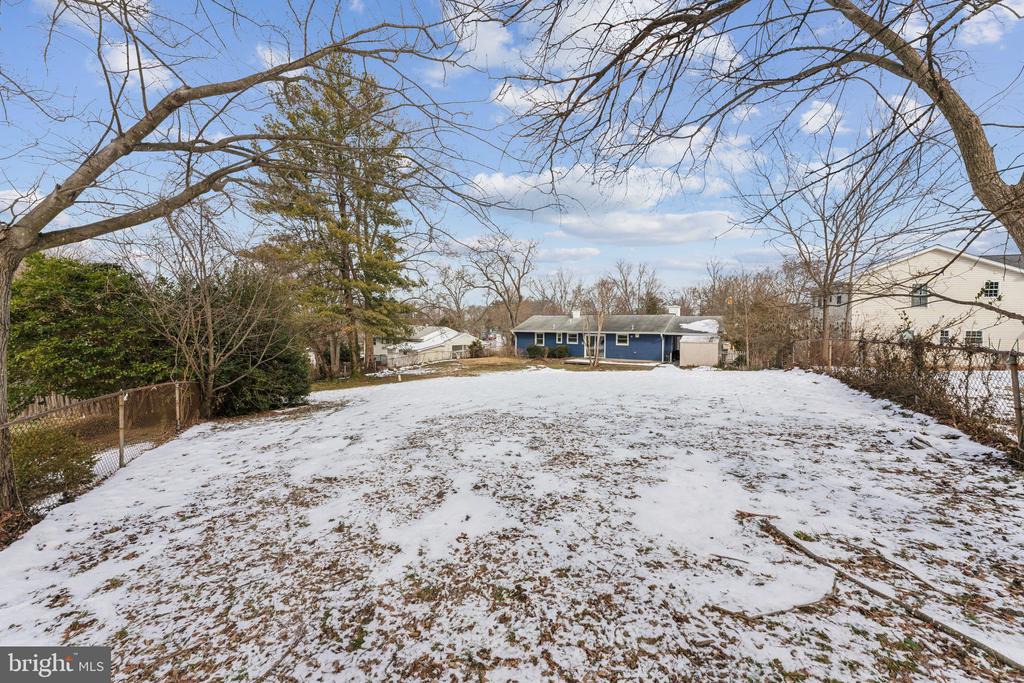 5810 LARPIN LANE