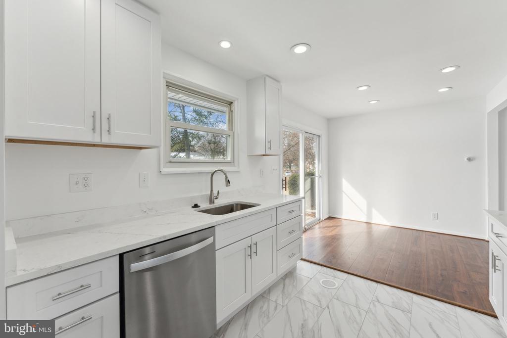 5810 LARPIN LANE