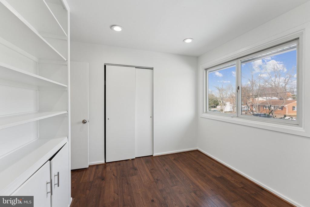 5810 LARPIN LANE