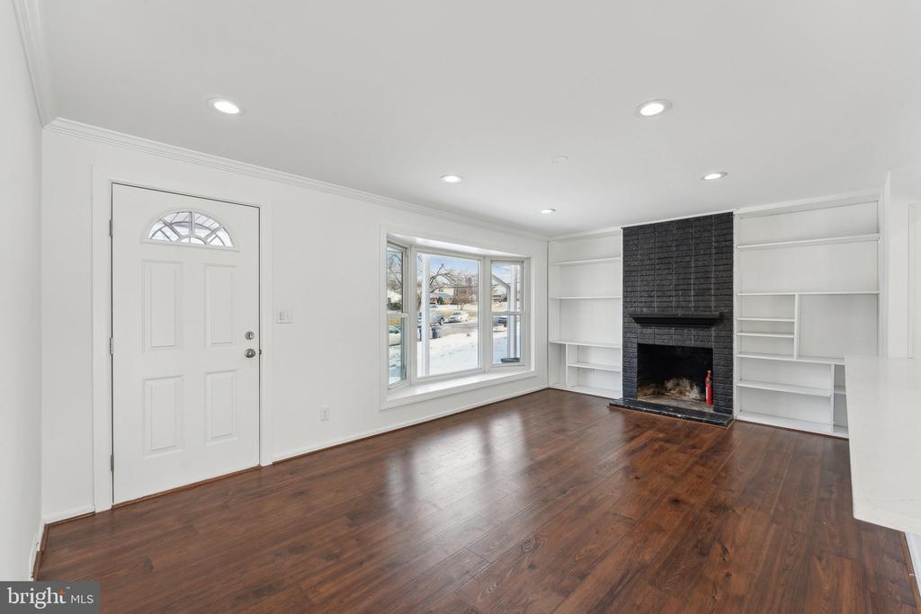 5810 LARPIN LANE