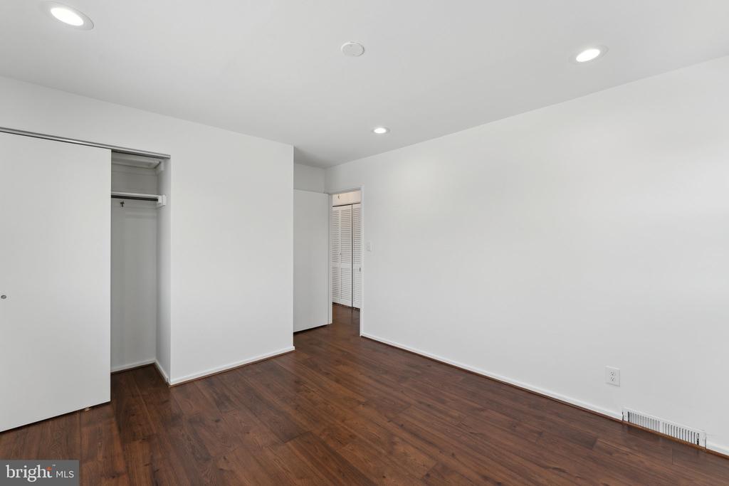 5810 LARPIN LANE