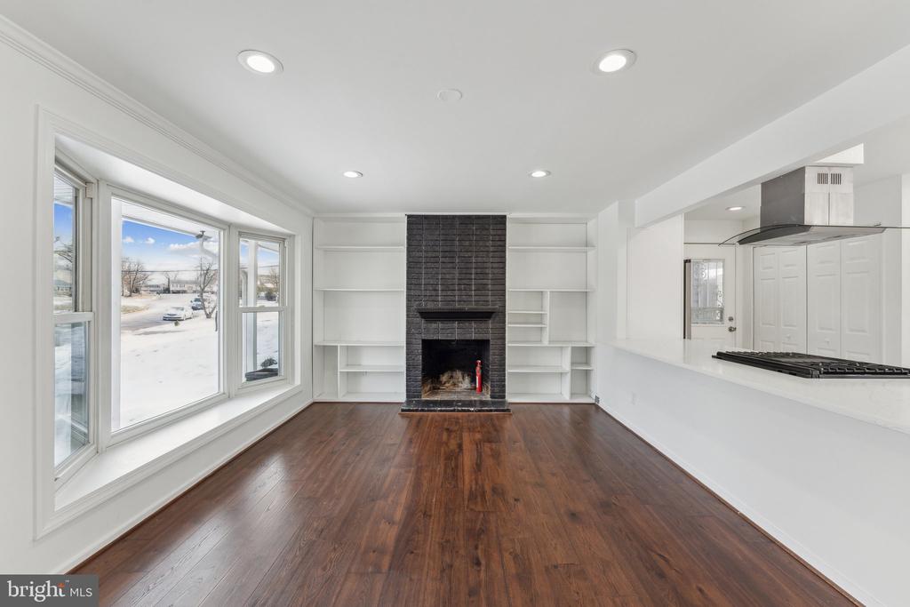 5810 LARPIN LANE