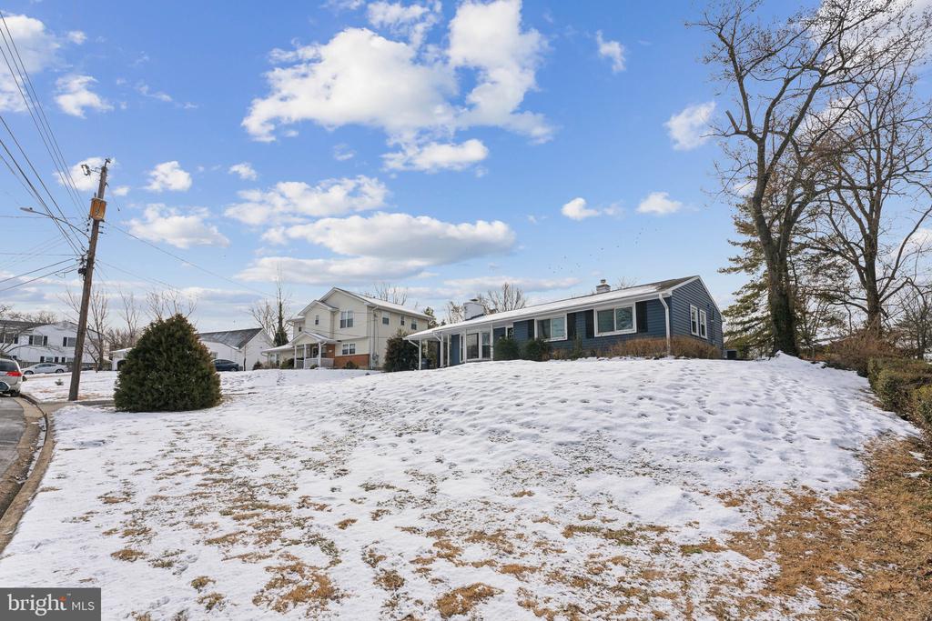 5810 LARPIN LANE