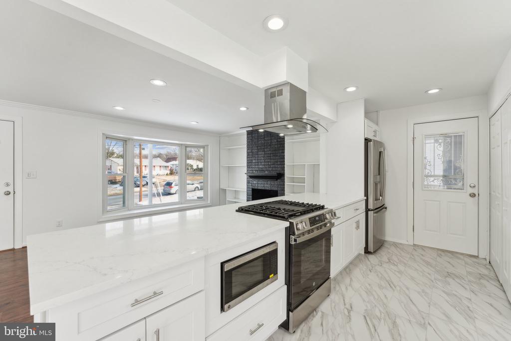 5810 LARPIN LANE