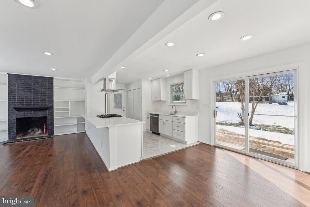 5810 LARPIN LANE