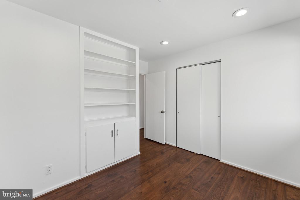 5810 LARPIN LANE
