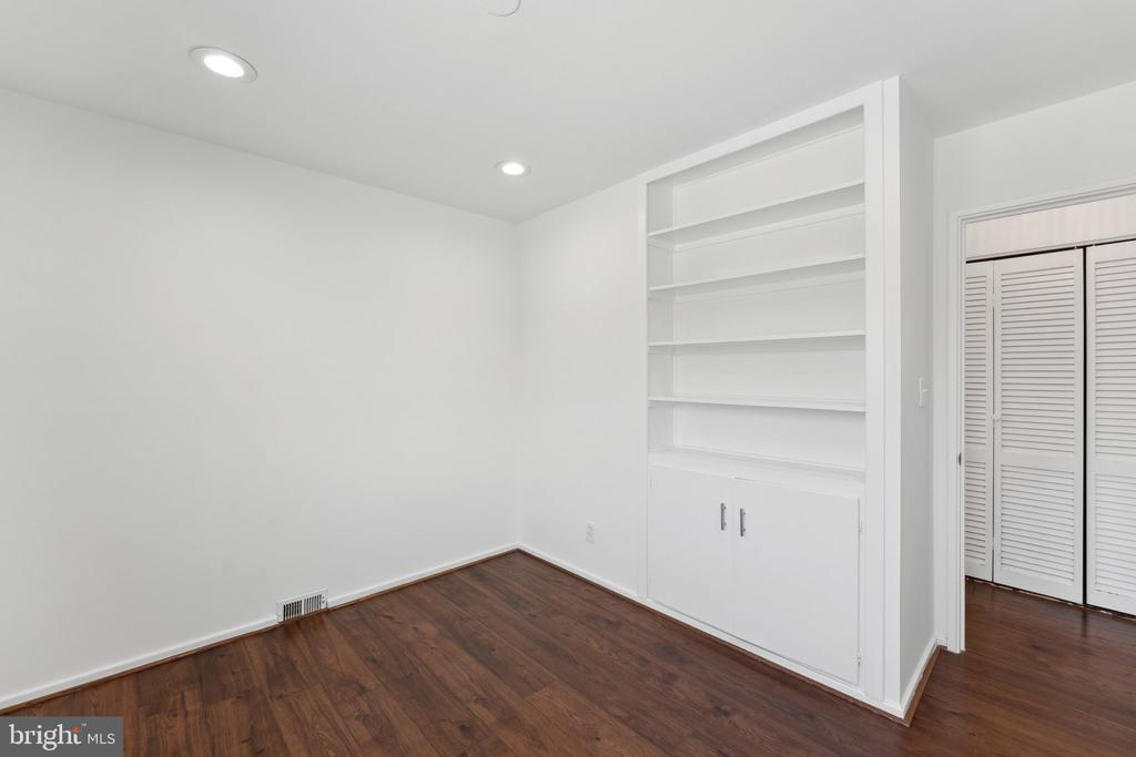 5810 LARPIN LANE