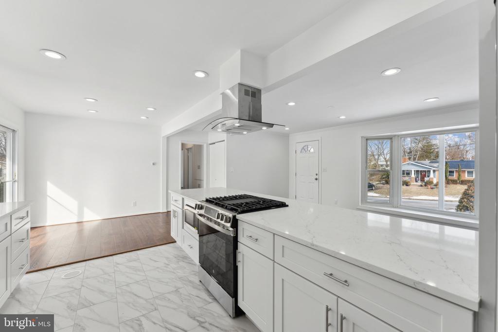 5810 LARPIN LANE